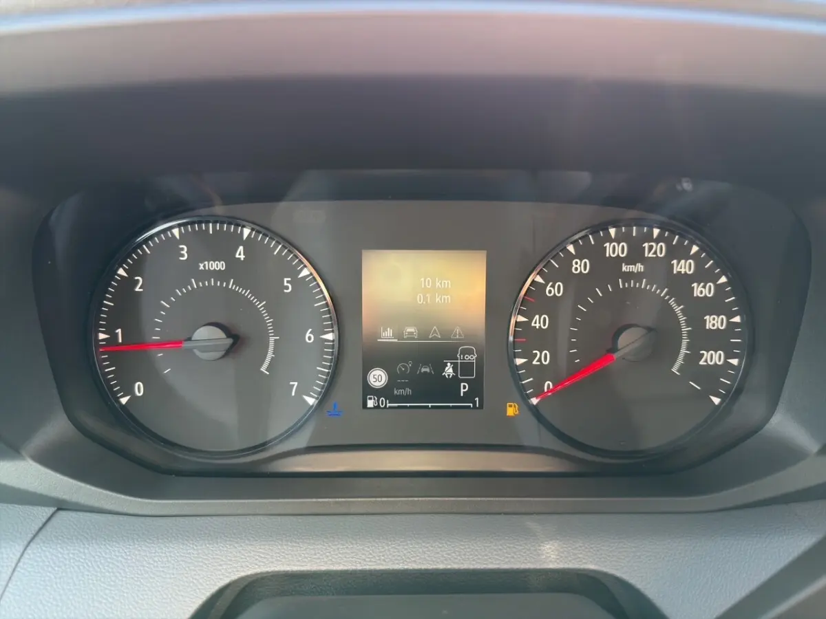 Gros plan sur le combiné d'instruments du Renault Master 2026, affichage multifonctions numérique au centre.