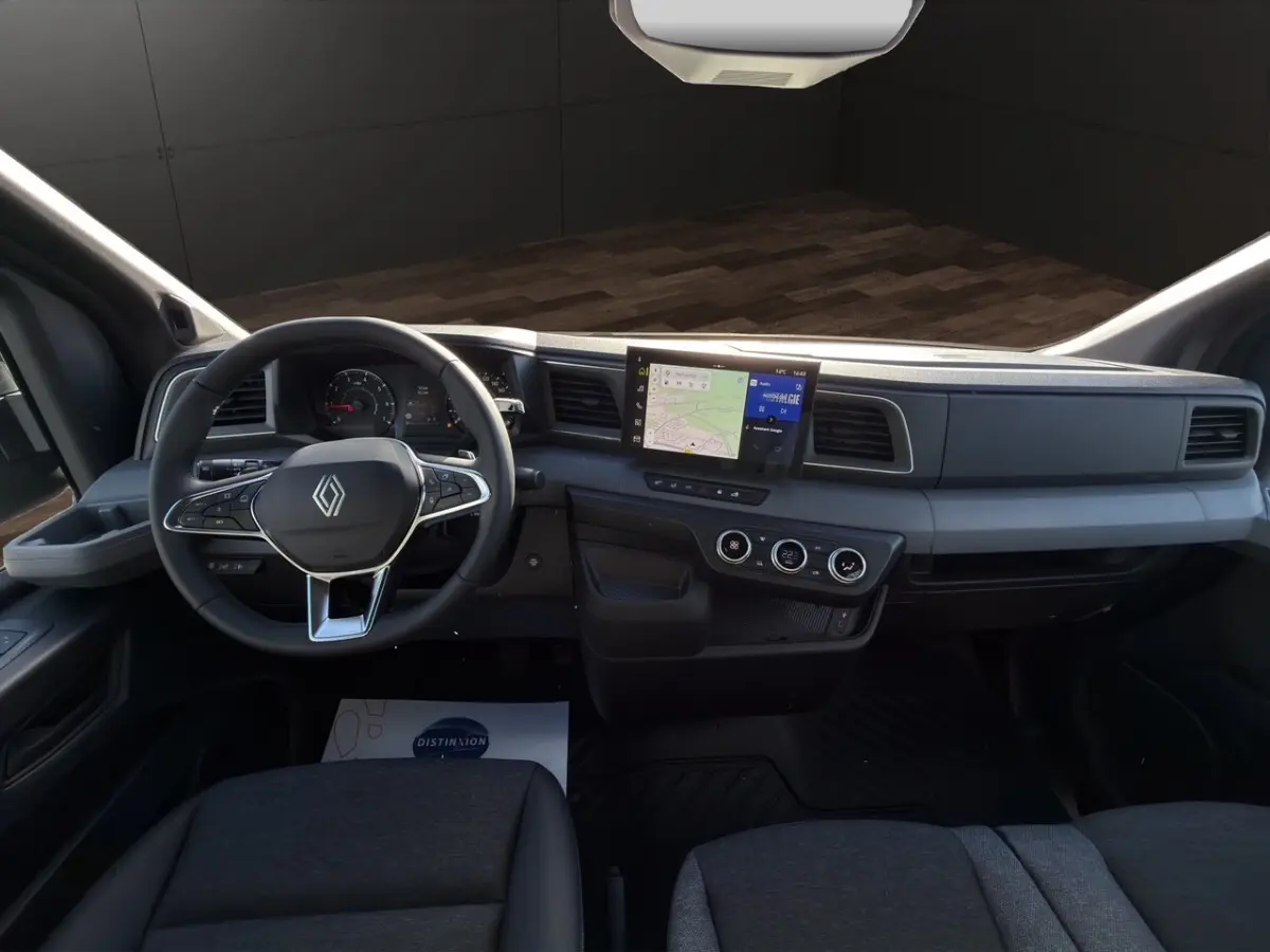 Vue intérieure frontale du tableau de bord gris foncé du Renault Master avec écran tactile central et volant multifonctions.