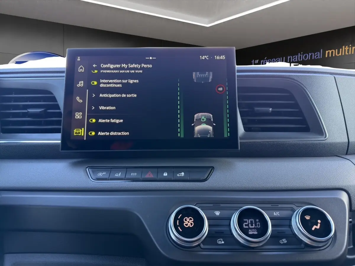 Vue intérieure du tableau de bord du Renault Master 2026 avec écran tactile et commandes de climatisation digitales.