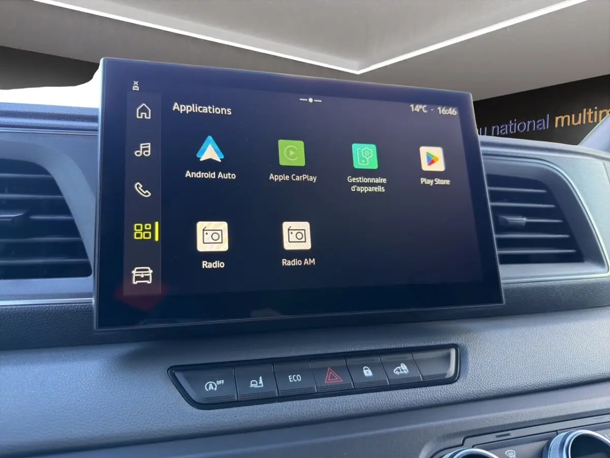 Écran tactile central du tableau de bord du Renault Master FG L2H2 2026, affichant Android Auto et Apple CarPlay.
