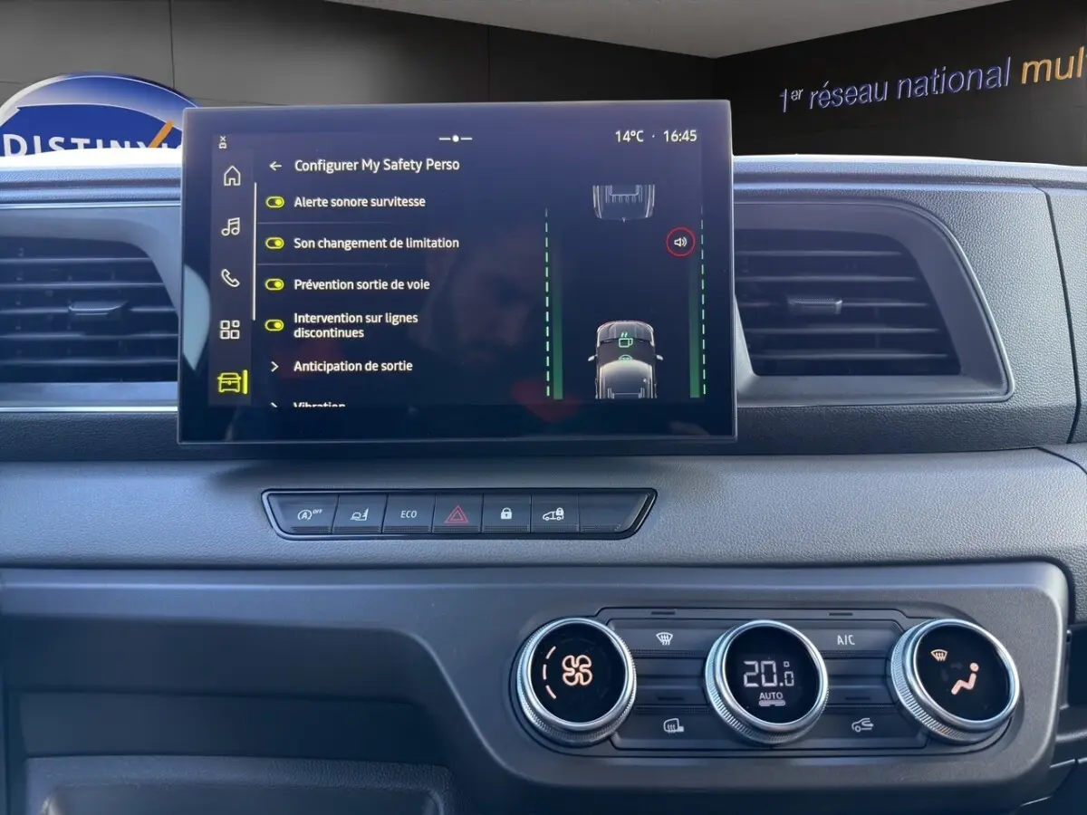 Tableau de bord du Renault Master 2026 avec écran tactile central et commandes de climatisation en vue frontale.