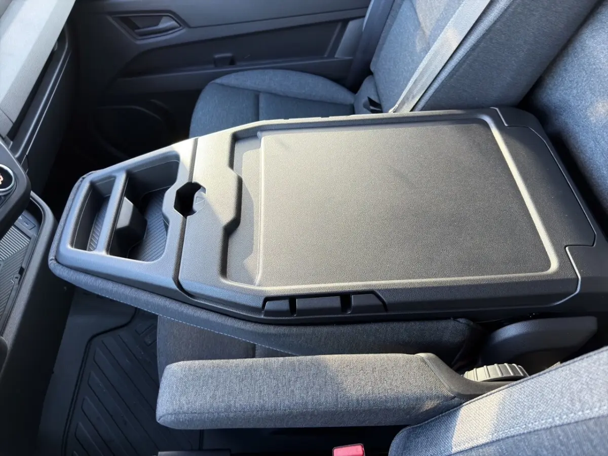 Vue intérieure rapprochée du plateau central noir et des sièges gris du Renault Master FG L2H2 2026.