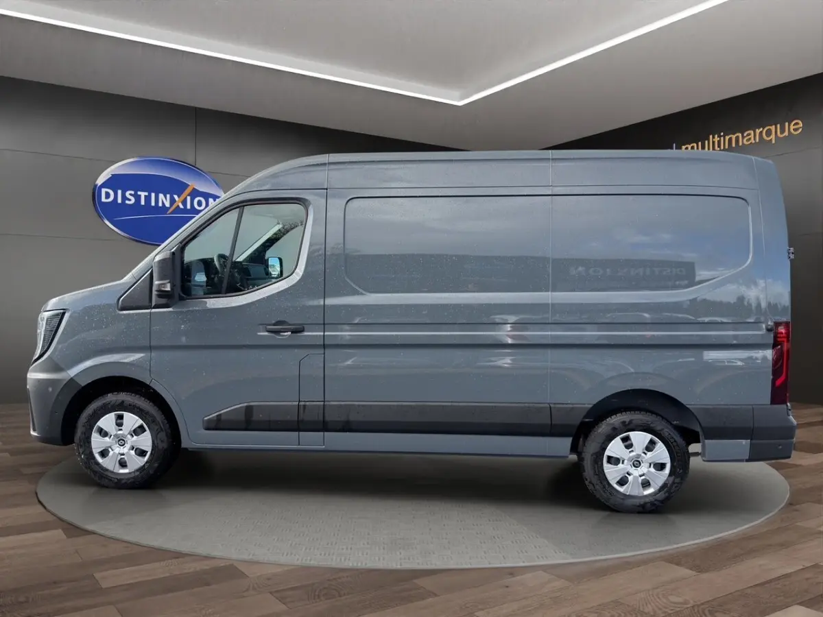 Vue de profil côté gauche d’un Renault Master gris avec porte latérale coulissante et jantes argentées.