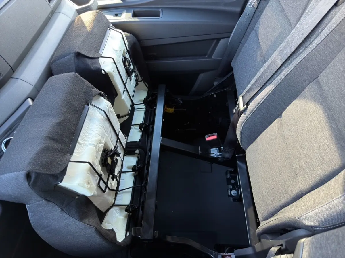 Vue intérieure rapprochée des sièges avant gris du Renault Master FG L2H2, avec assises relevées dévoilant la structure métallique.