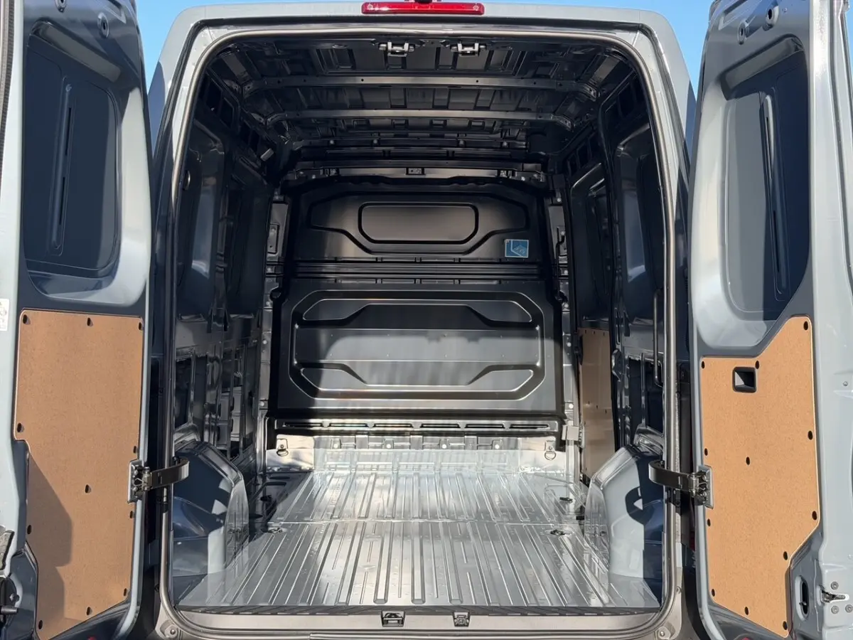 Vue arrière du Renault Master FG L2H2 gris, montrant l'intérieur vide et métallique de la zone de chargement.