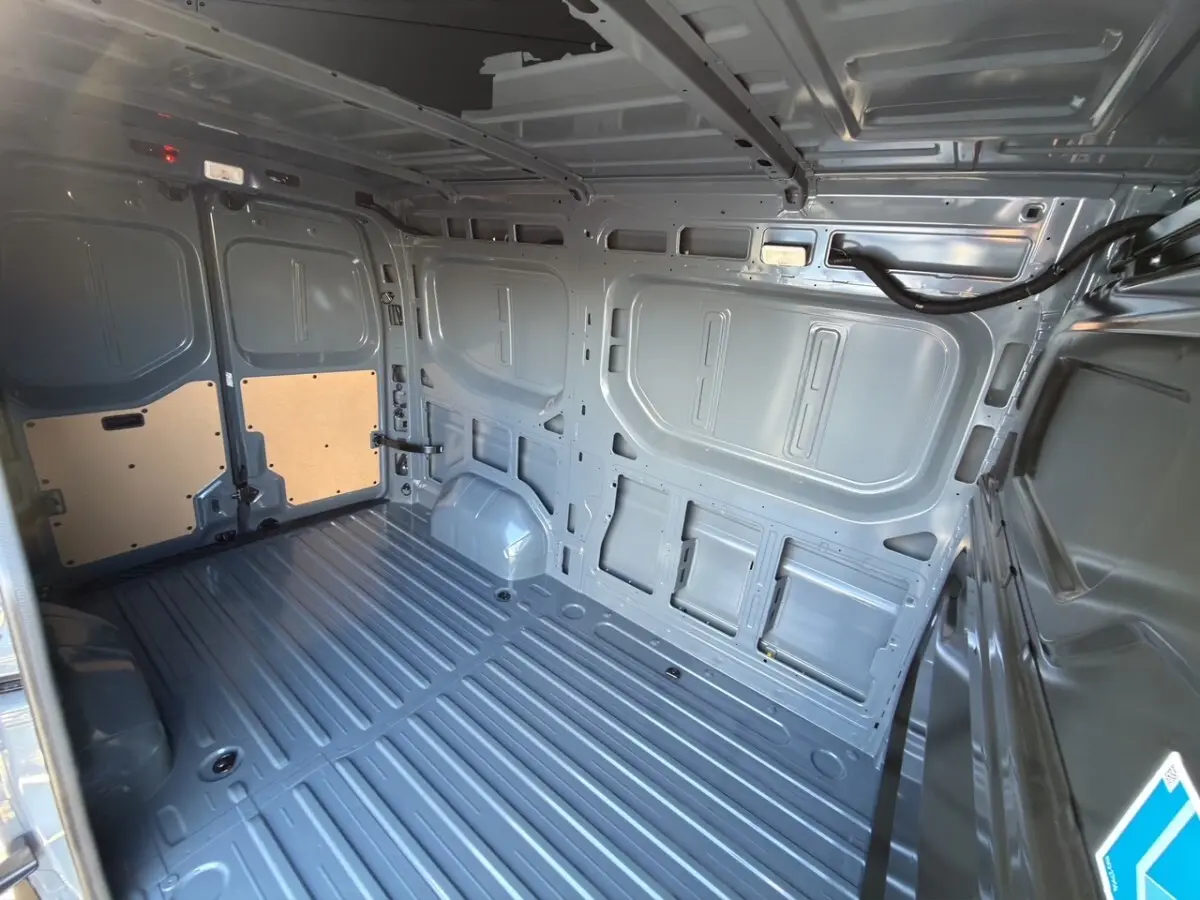 Vue intérieure arrière du Renault Master FG L2H2 2026, montrant la zone de chargement grise avec cloison pleine.