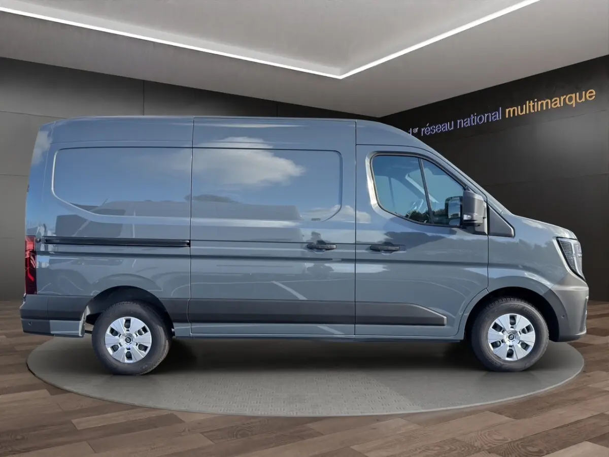 Renault Master gris vue de profil côté droit, fourgon utilitaire avec grandes portes latérales pleines.