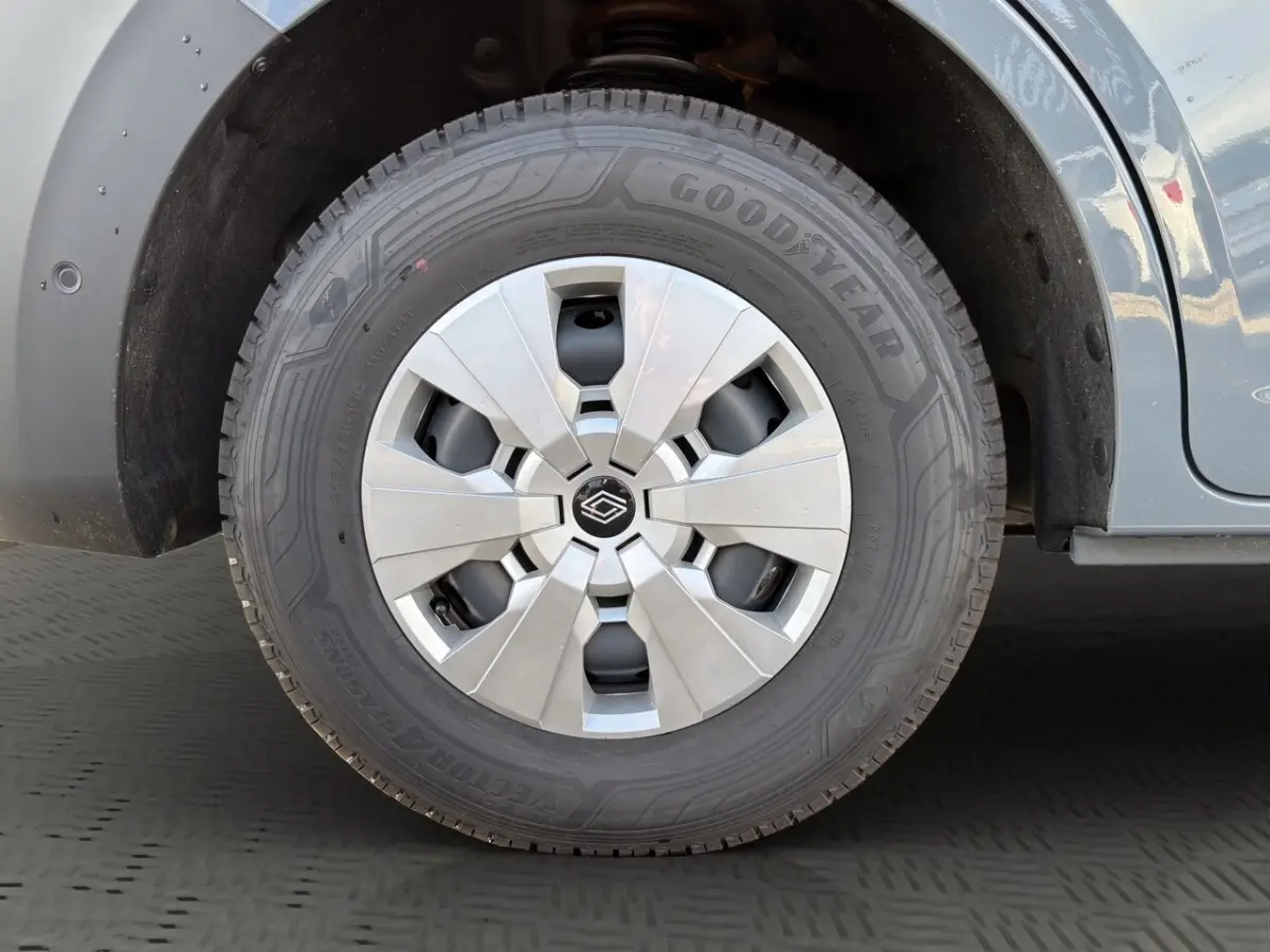 Gros plan sur la roue avant droite du Renault Master gris, avec jante argentée et pneu Goodyear visible.