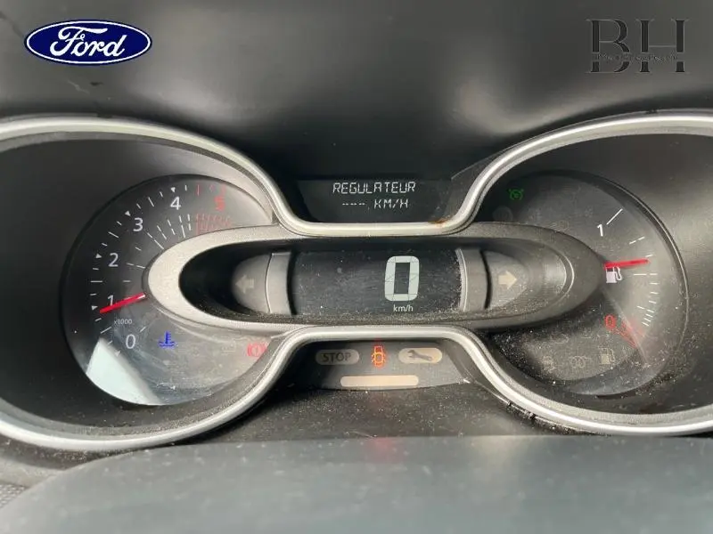 Tableau de bord digital montrant la vitesse à 0 km/h et régulateur activé, avec compte-tours et jauge carburant.