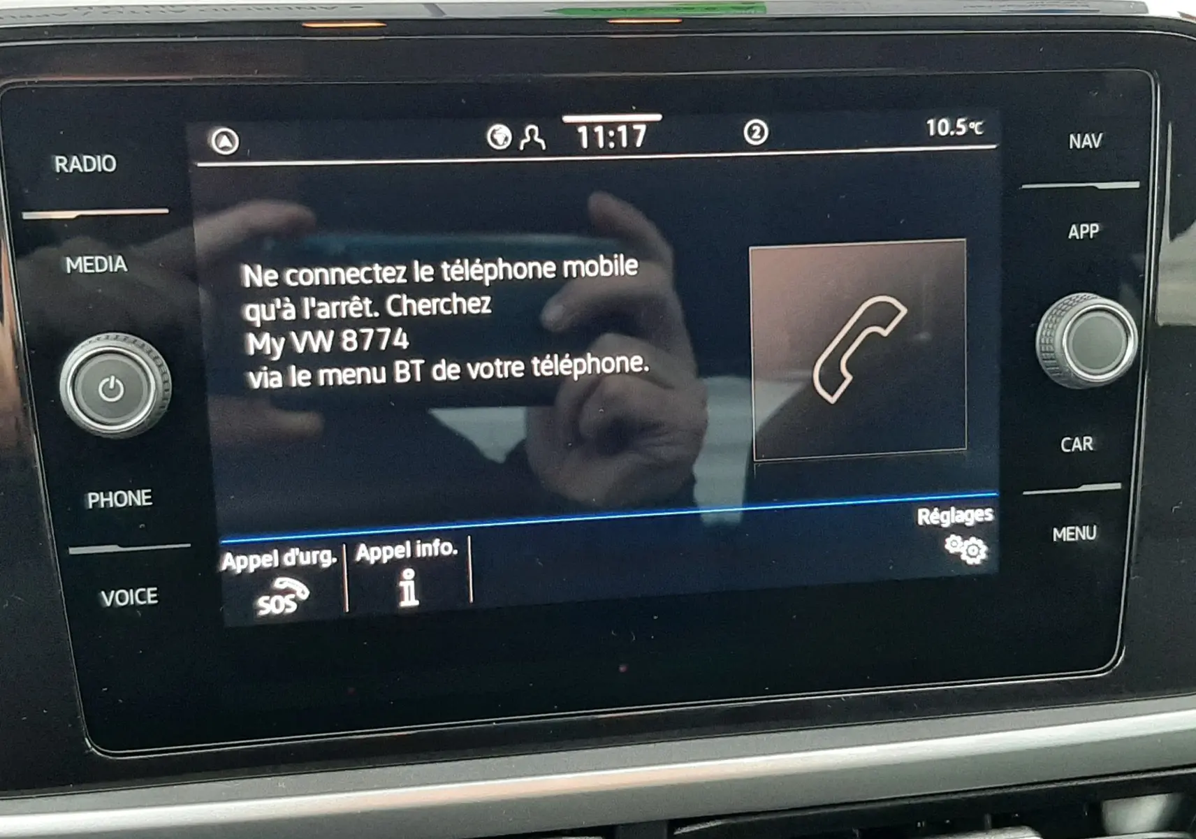 Écran tactile central du Volkswagen T-Roc 2025 affichant les instructions de connexion Bluetooth, avec commandes autour.