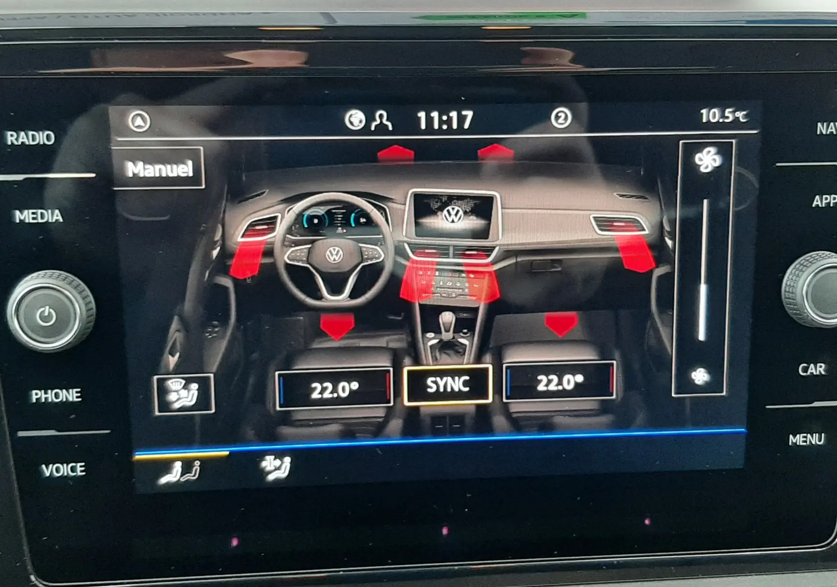 Écran tactile intérieur du Volkswagen T-Roc 2025 affichant la gestion manuelle de la climatisation à 22°C.