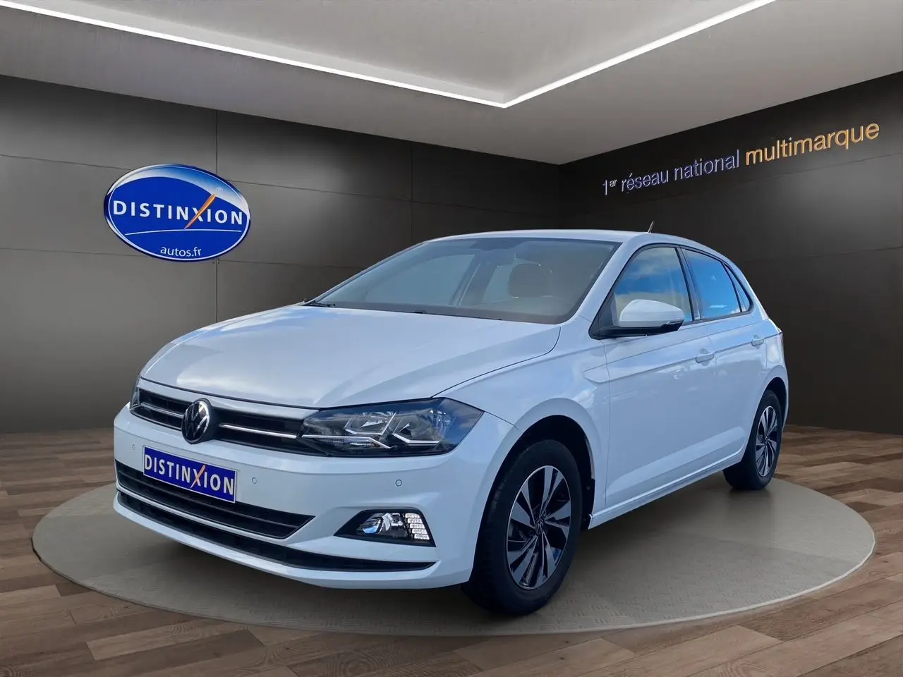 Volkswagen Polo 1.0 80ch Lounge Business blanc pure vue 3/4 avant droit avec jantes alliage et feux LED.