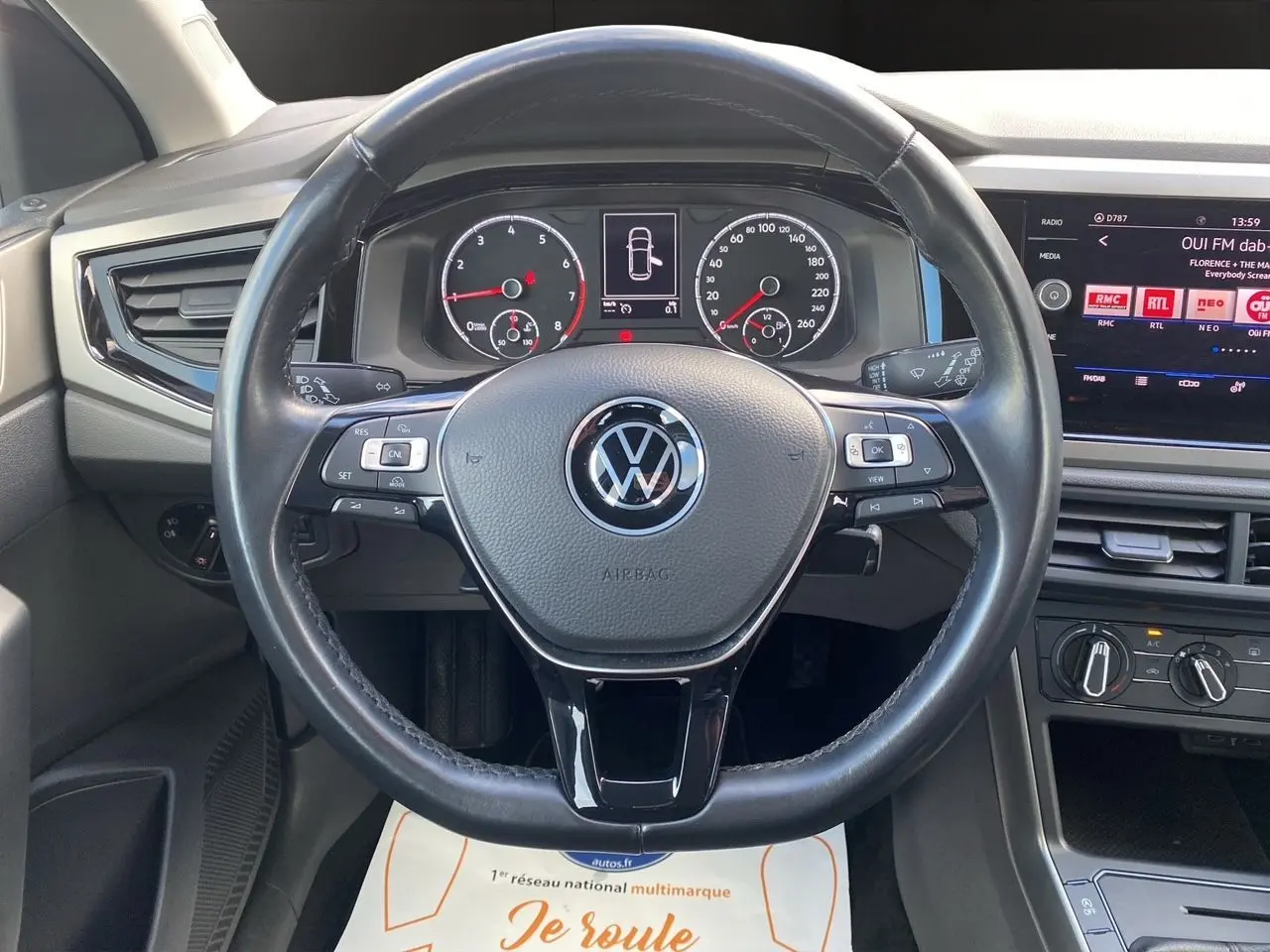 Vue centrée sur le volant noir de la Volkswagen Polo 2020 avec tableau de bord et écran tactile visibles.
