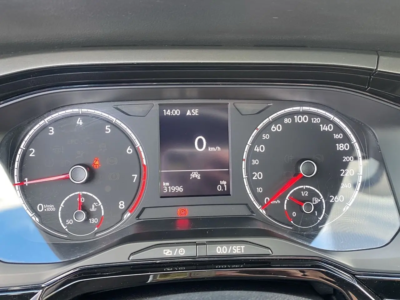 Vue rapprochée du tableau de bord numérique de la Volkswagen Polo 1.0 80ch Lounge Business, affichant 0 km/h et 31 996 km.