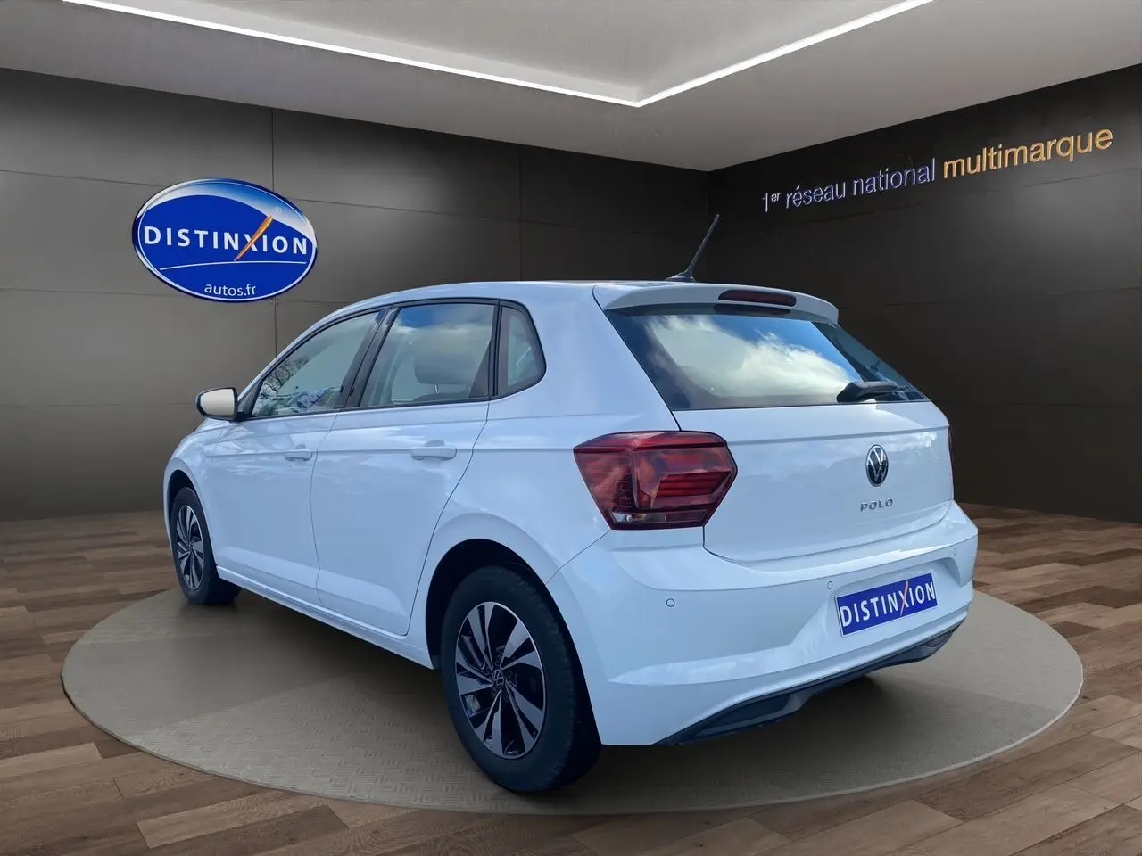 Vue 3/4 arrière droite d'une Volkswagen Polo blanche Pure 2020, avec jantes alliage et cinq portes visibles.