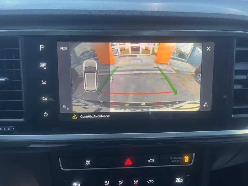 Écran tactile intérieur montrant la caméra de recul du SEAT Ateca noir, avec lignes de guidage vertes et rouges.