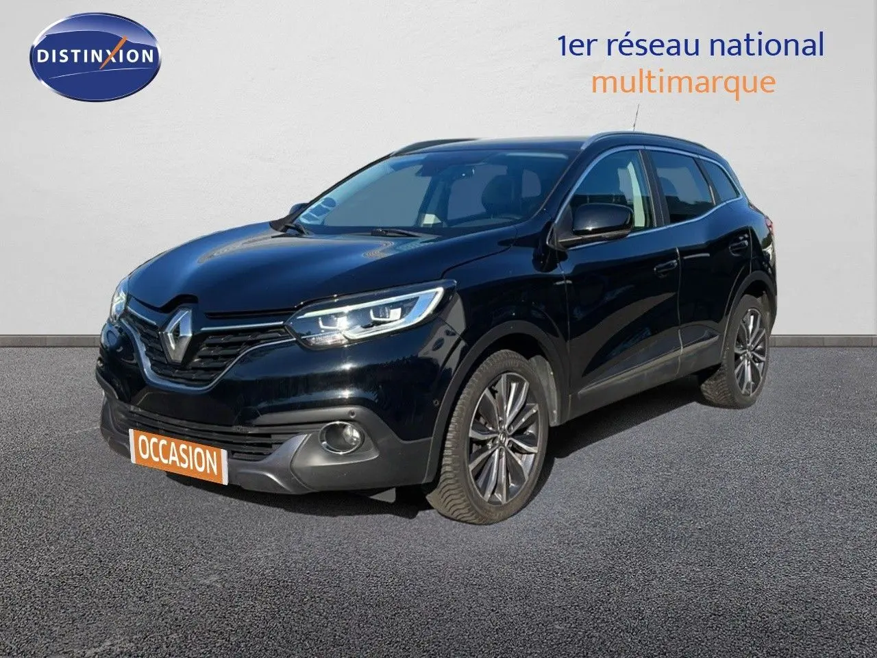 Renault Kadjar noir en 3/4 avant droit, avec jantes alliage et feux LED allumés sur fond neutre.