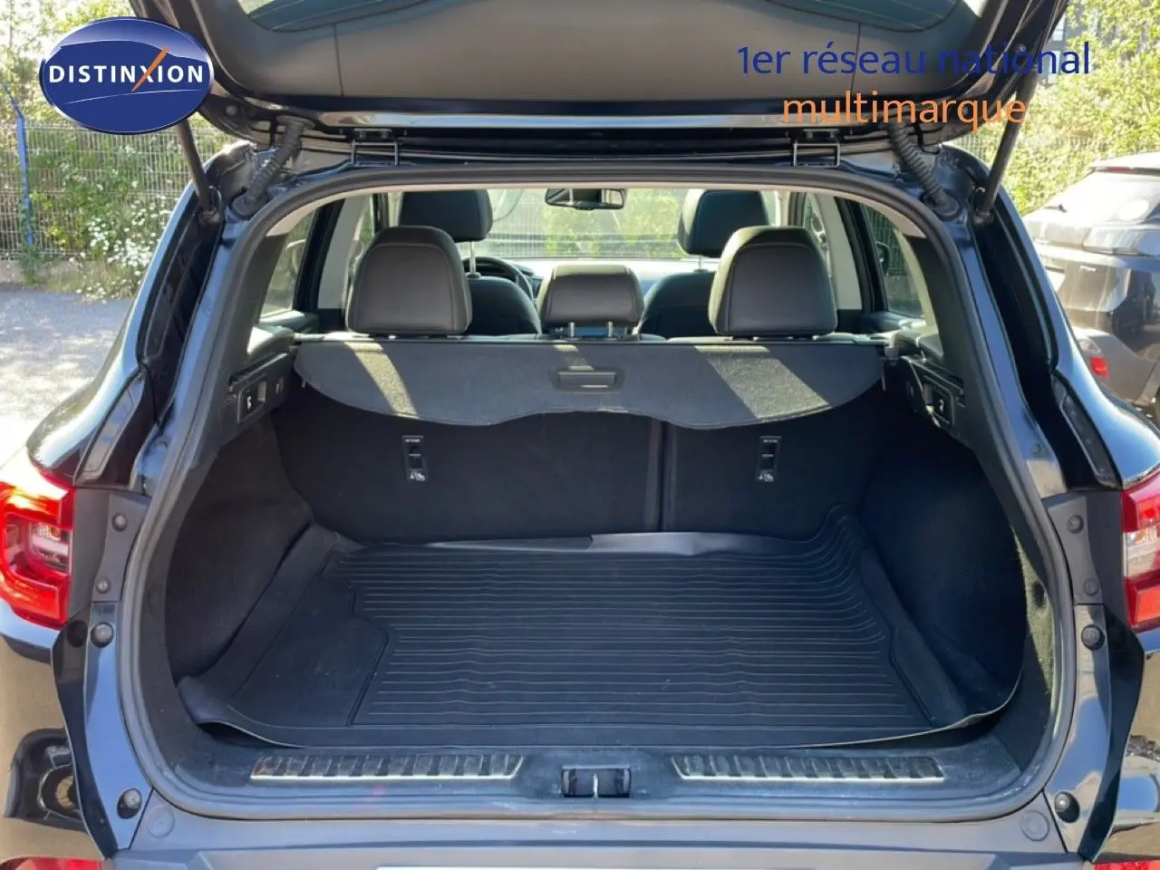Coffre ouvert vu de l'arrière d'un Renault Kadjar noir 2018, montrant l'espace de chargement et les sièges arrière.