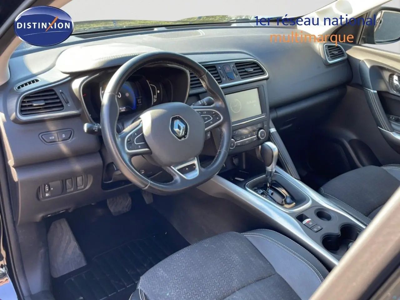 Intérieur noir de Renault Kadjar 2018, vue côté conducteur sur tableau de bord et console centrale avec boîte auto.