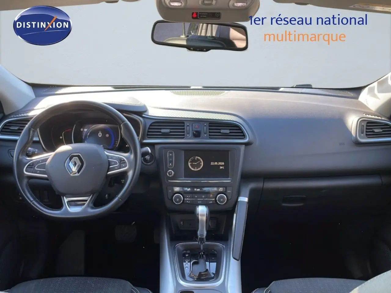 Vue intérieure avant du Renault Kadjar noir 2018, mettant en valeur le tableau de bord et la console centrale avec boîte automatique.