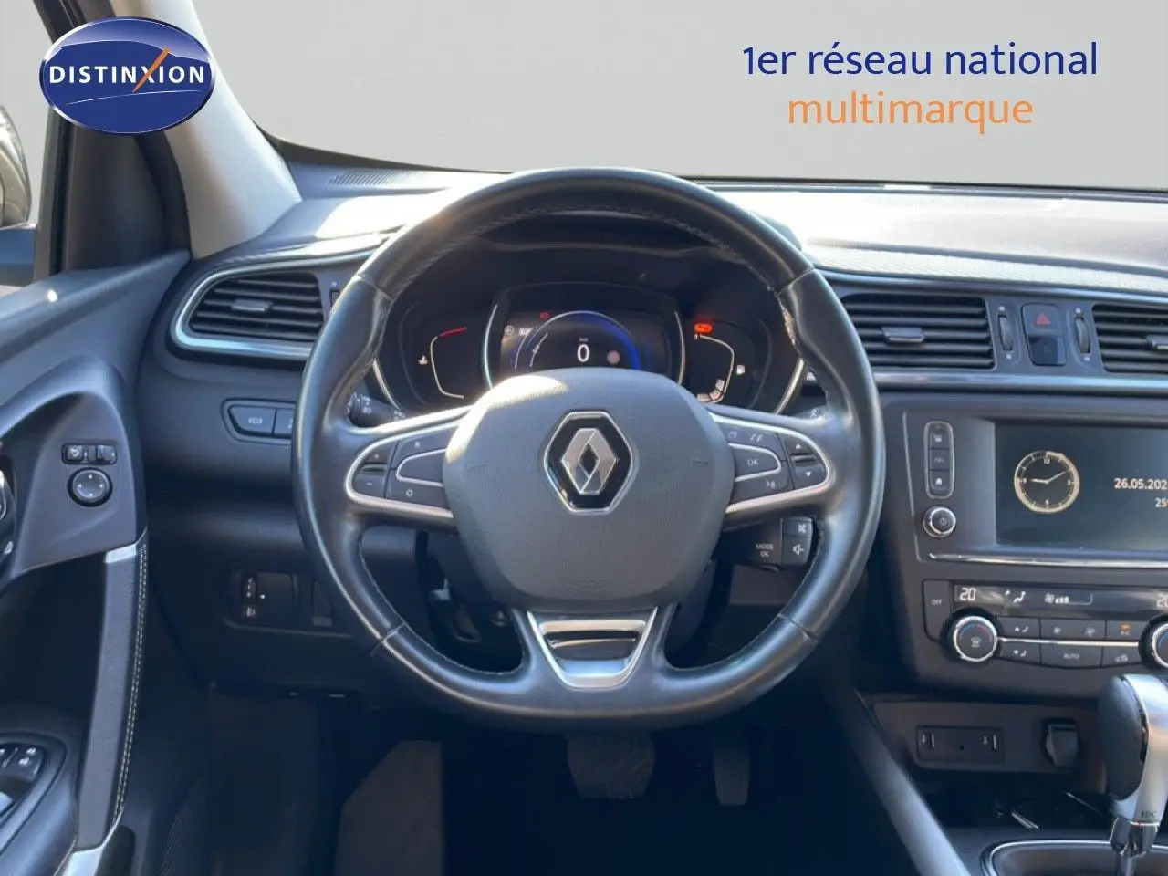 Vue intérieure centrée sur le volant noir du Renault Kadjar 2018 avec tableau de bord digital et console multimédia.
