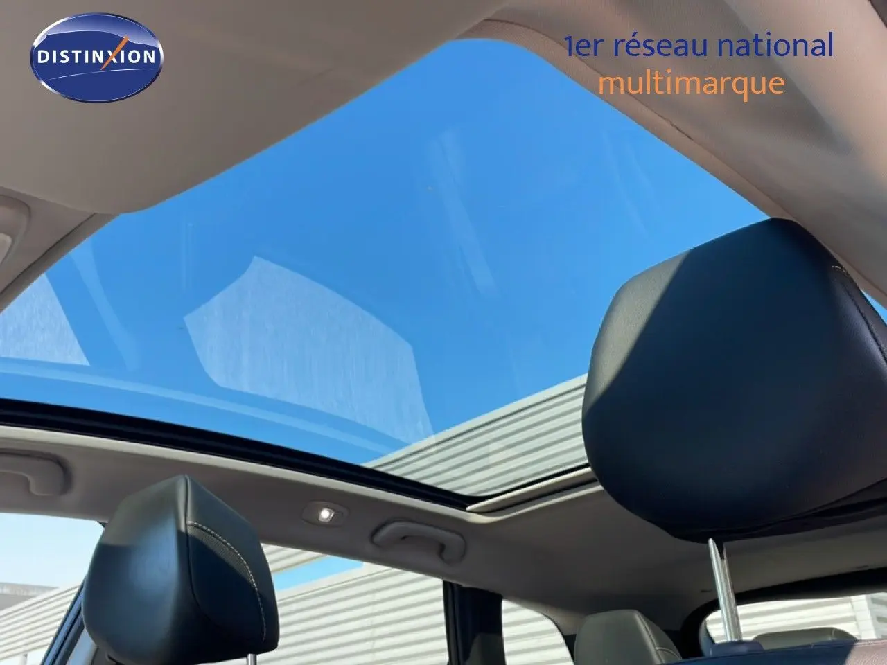 Vue intérieure du toit ouvrant panoramique du Renault Kadjar noir, mettant en valeur les appuie-têtes avant en cuir noir.