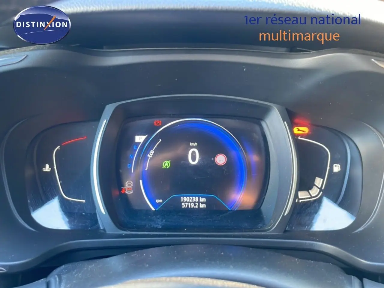 Vue rapprochée du tableau de bord numérique du Renault Kadjar noir, affichant le compteur et les voyants allumés.