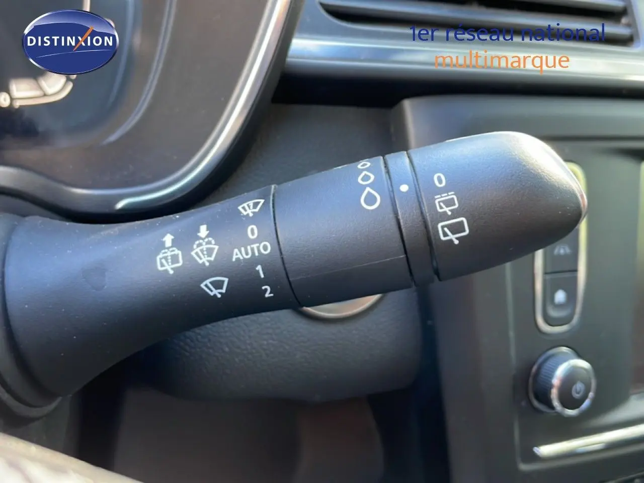 Gros plan sur la commande d’essuie-glace du Renault Kadjar noir, vue intérieure côté gauche du volant.