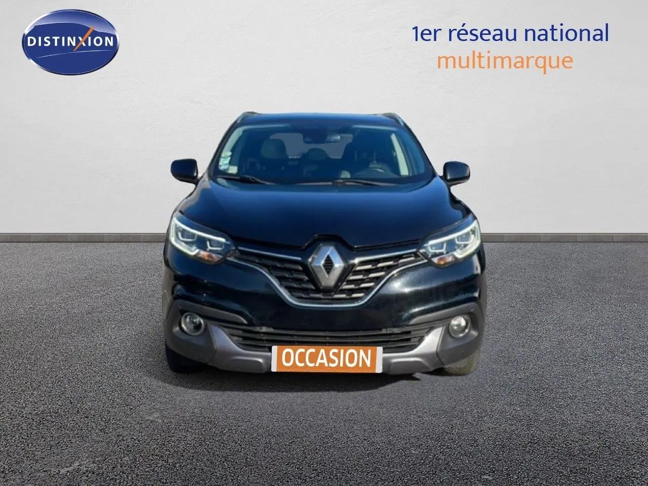 Vue frontale d'un Renault Kadjar noir de 2018 avec calandre chromée et phares LED allumés.