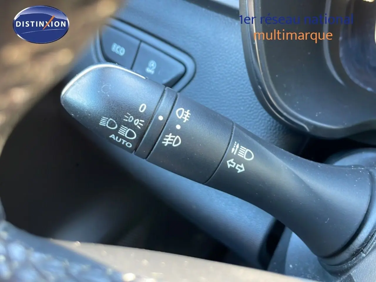 Gros plan sur la commande des phares et clignotants du Renault Kadjar noir, côté gauche du volant.