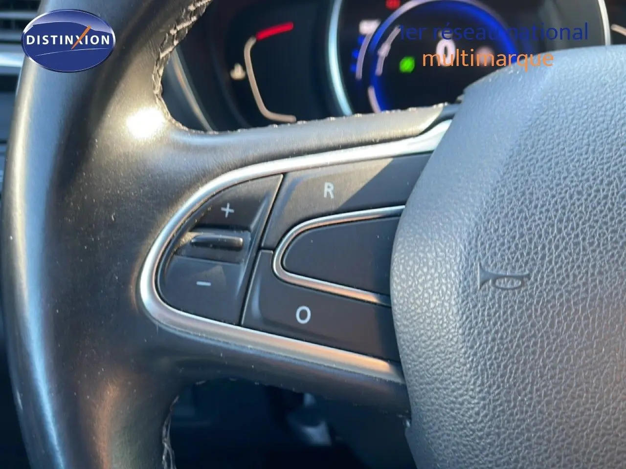 Gros plan sur les commandes au volant noir du Renault Kadjar 2018, avec tableau de bord partiellement visible en arrière-plan.