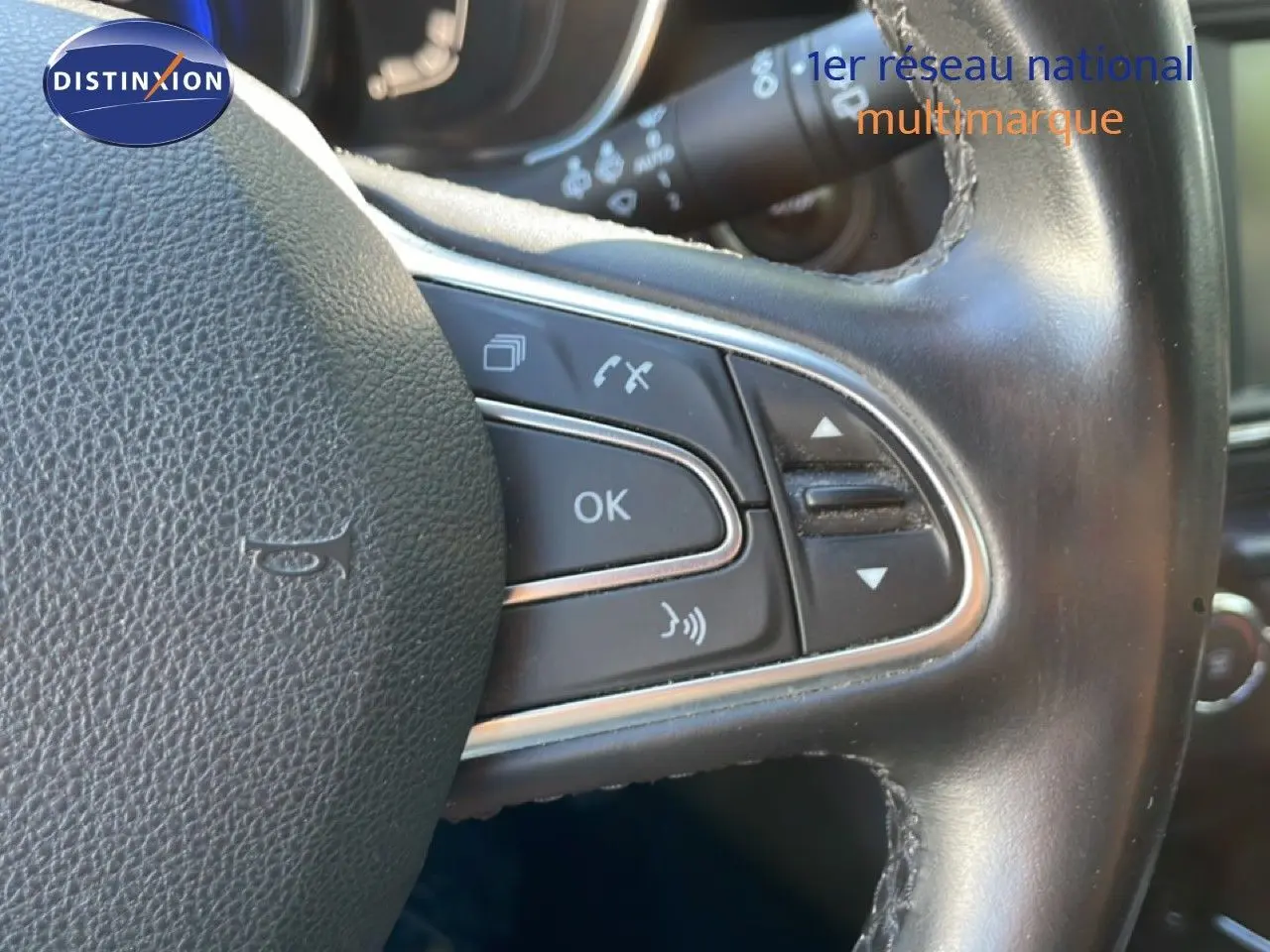 Gros plan sur le volant noir du Renault Kadjar 2018, avec commandes intégrées et finition cuir visible.