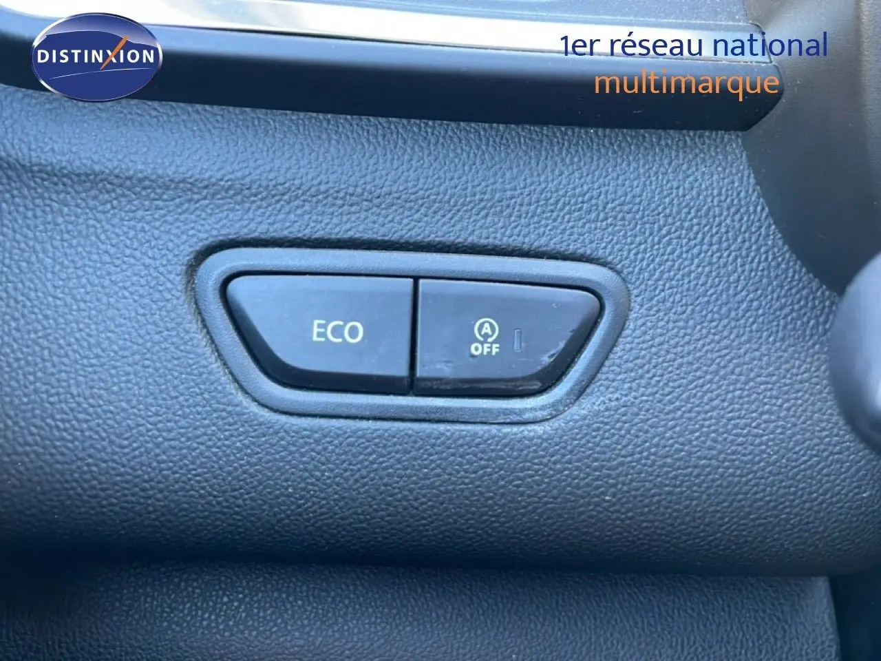 Gros plan sur les boutons ECO et arrêt du système start-stop dans l'habitacle noir du Renault Kadjar 2018.