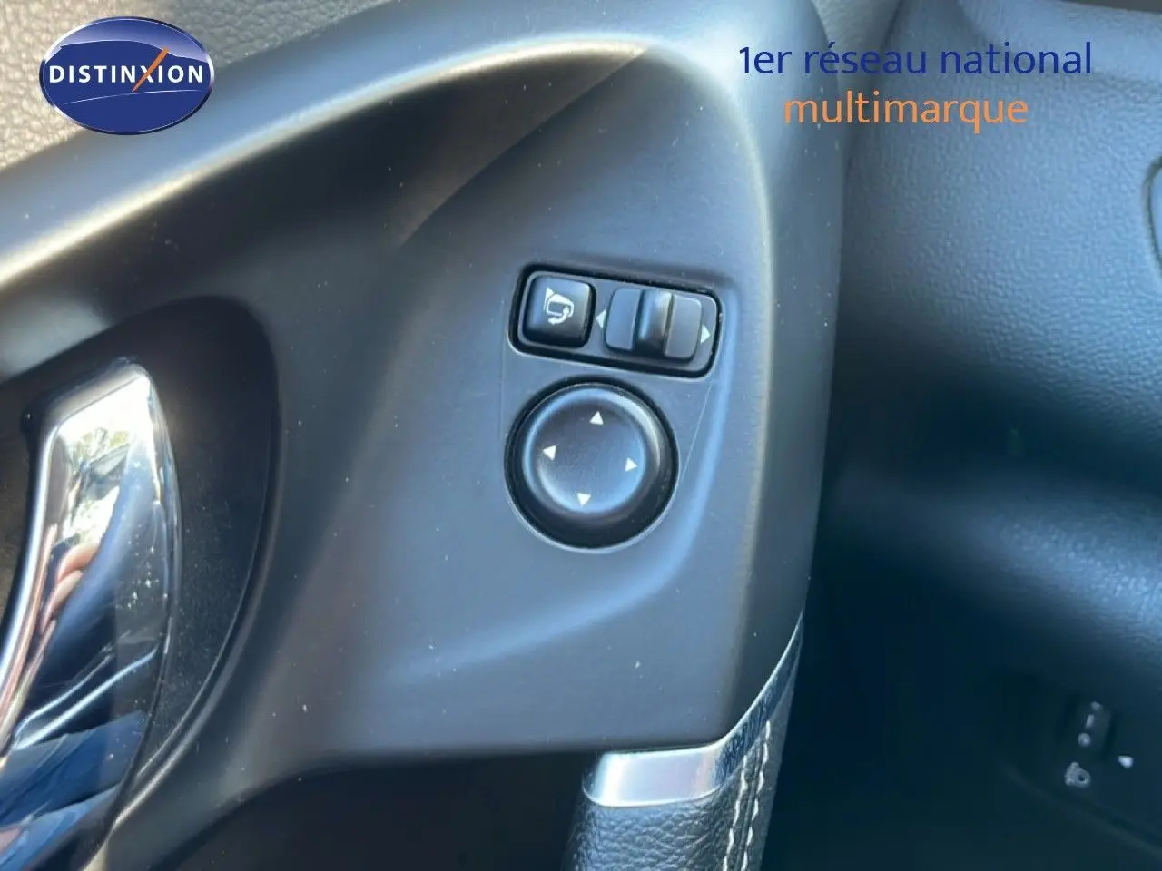 Détail du panneau de commande des rétroviseurs côté conducteur du Renault Kadjar noir, avec commande circulaire et bouton de réglage.