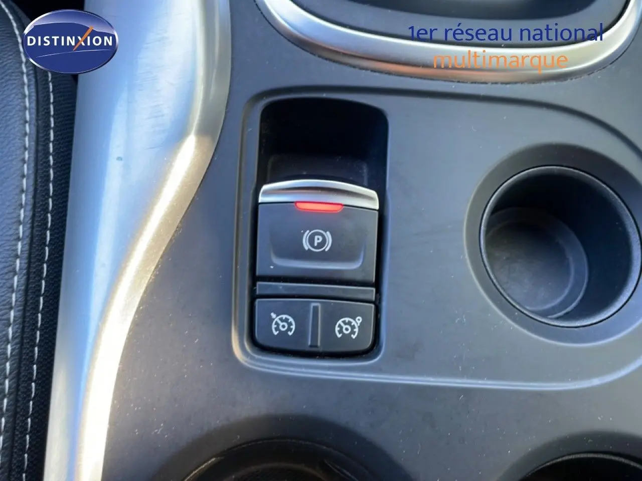 Gros plan sur la console centrale du Renault Kadjar noir 2018, montrant les commandes du frein à main électrique et régulateur de vitesse.