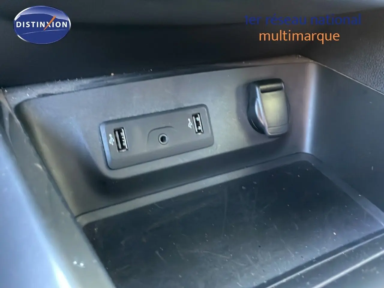 Gros plan sur la console centrale du Renault Kadjar noir, montrant les ports USB et la prise 12V.