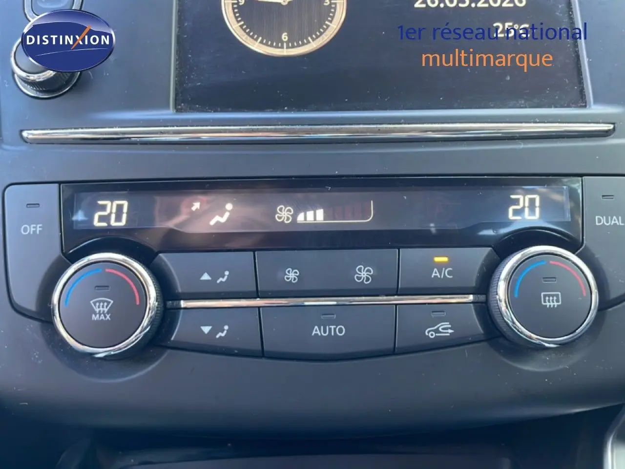 Gros plan sur la console de climatisation digitale du Renault Kadjar noir, affichant une température réglée à 20 degrés.