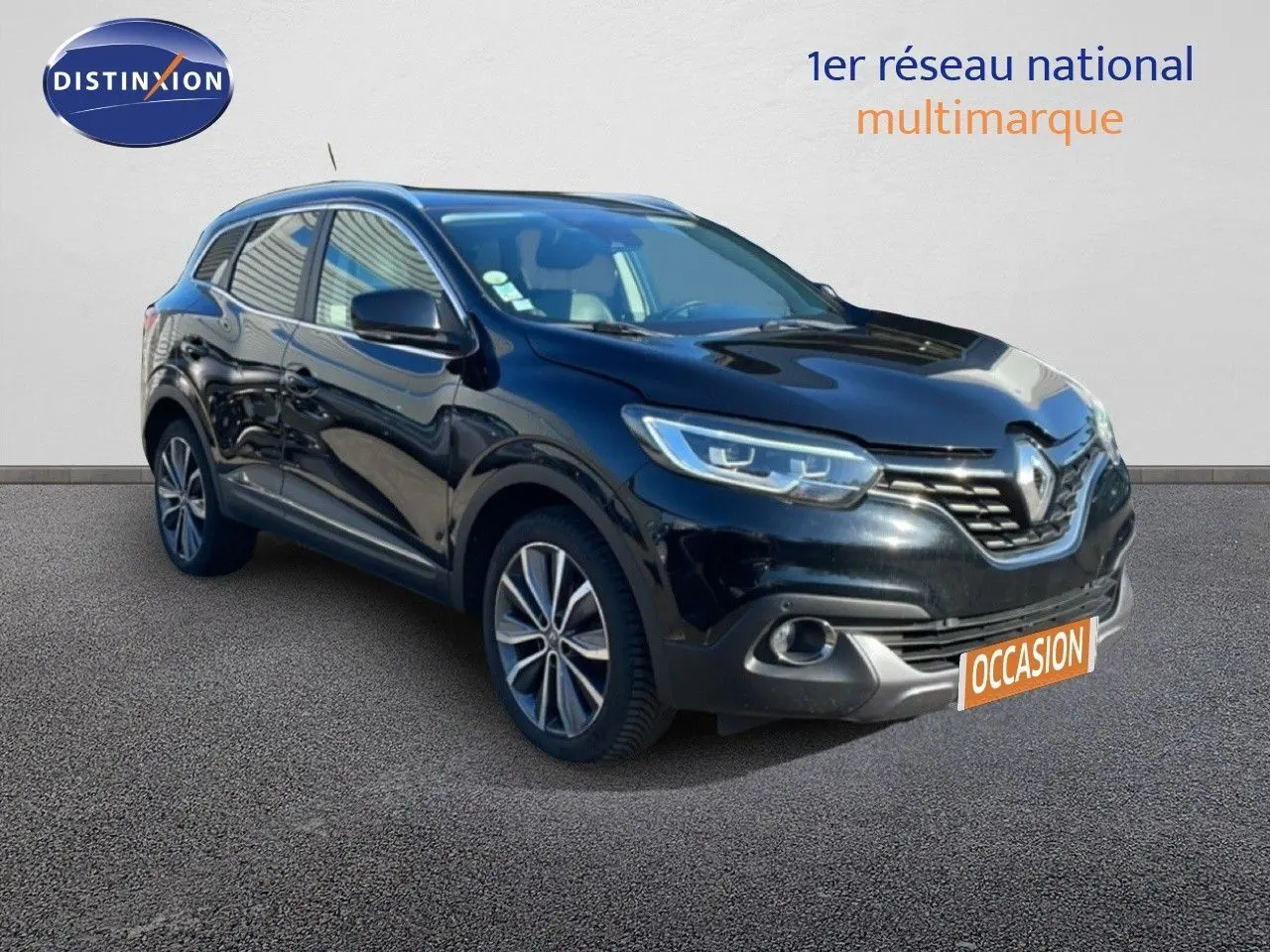 Renault Kadjar noir en 3/4 avant droit, avec jantes alliage et calandre chromée visible sur fond neutre.