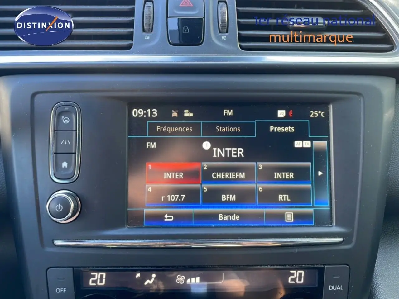 Vue rapprochée de l’écran multimédia et de la console centrale noire du Renault Kadjar 2018, affichant les stations radio FM.