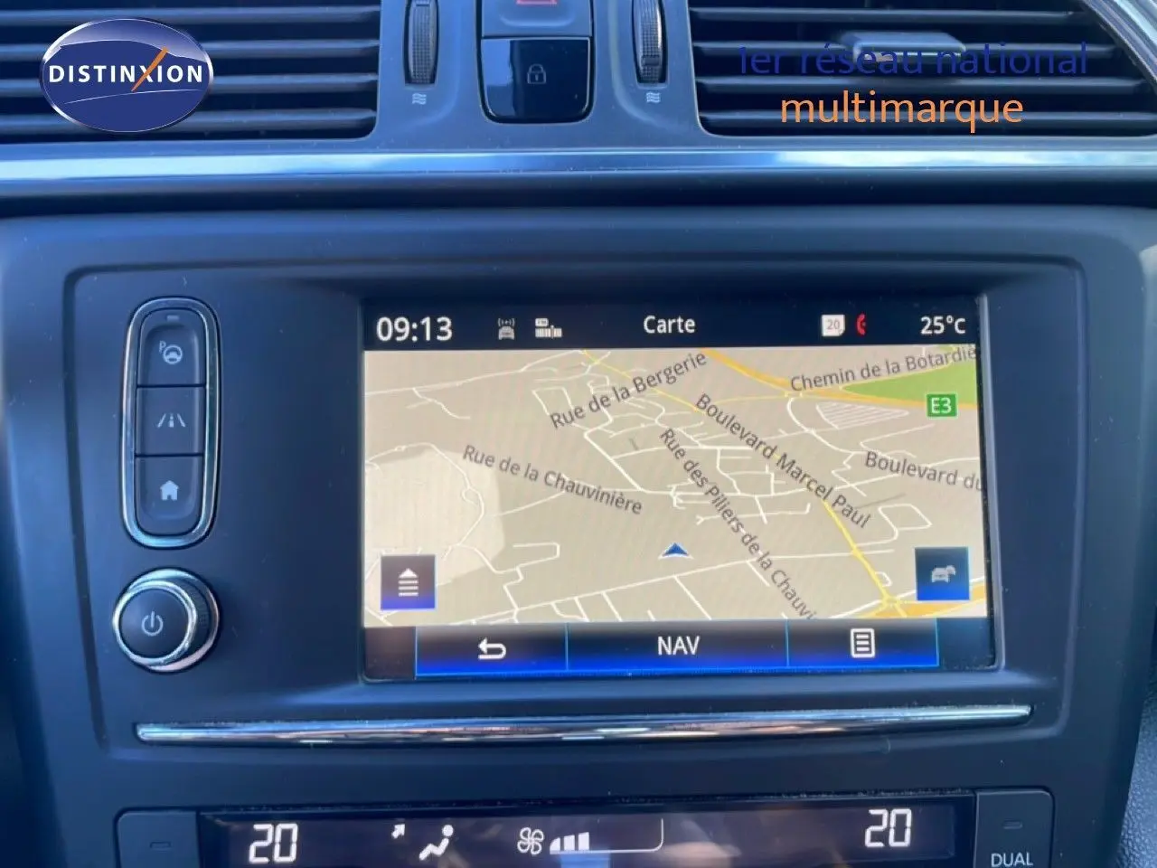 Vue rapprochée de l’écran tactile central du Renault Kadjar 2018 noir, affichant la navigation GPS et commandes climatisation.