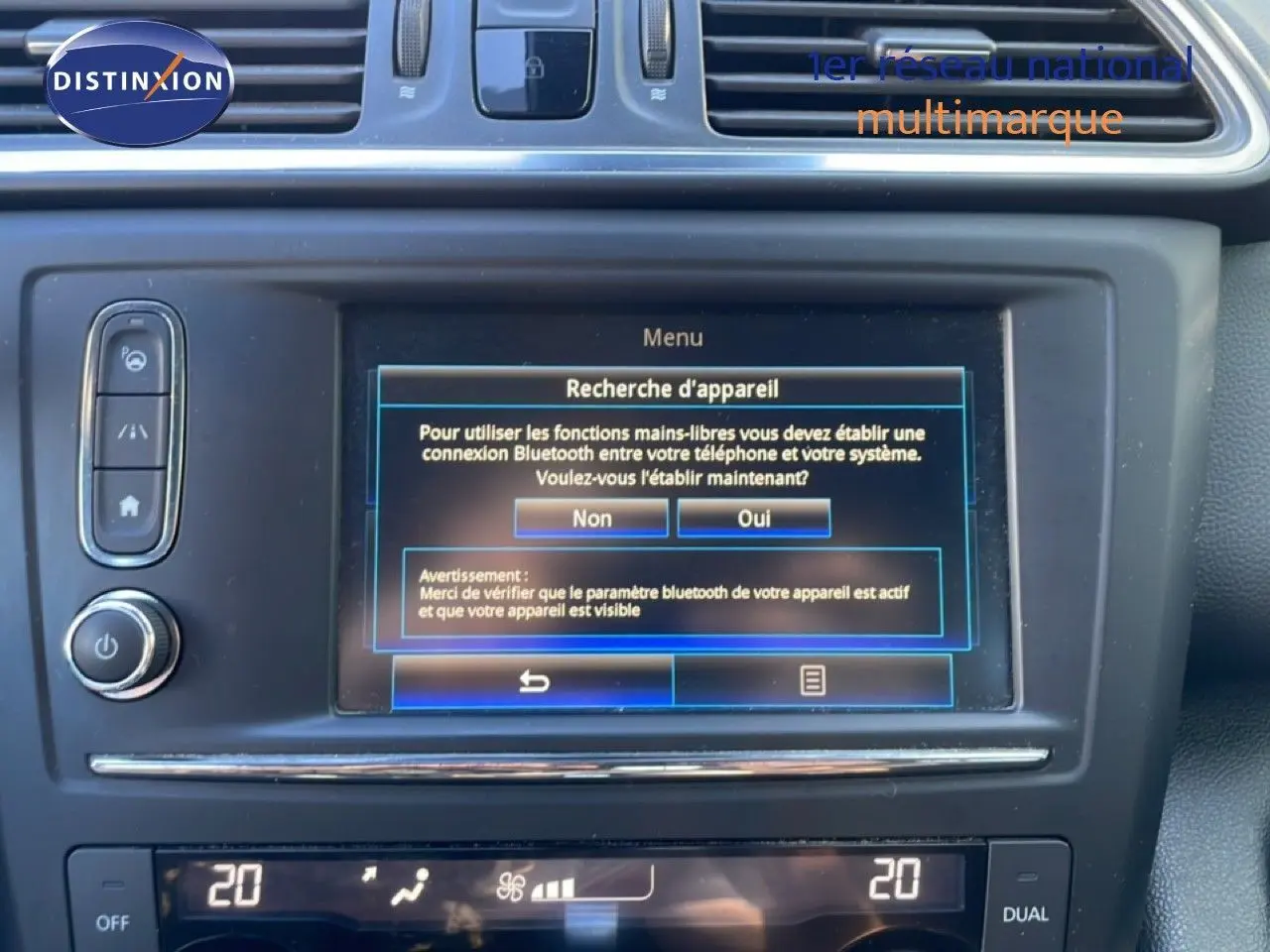 Écran central du tableau de bord du Renault Kadjar noir de 2018, affichant le menu de connexion Bluetooth.