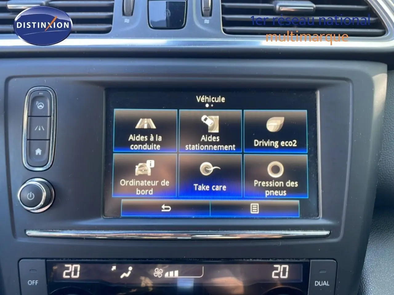 Écran central tactile du tableau de bord du Renault Kadjar noir, affichant les aides à la conduite et la pression des pneus.