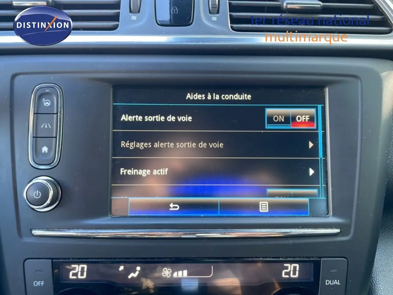 Vue rapprochée de l’écran tactile central du Renault Kadjar noir 2018, affichant les aides à la conduite.