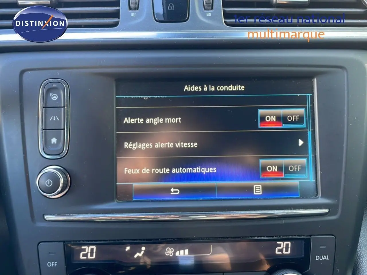 Écran tactile central du Renault Kadjar noir 2018 montrant les réglages d’aides à la conduite, dont alerte angle mort et feux automatiques.