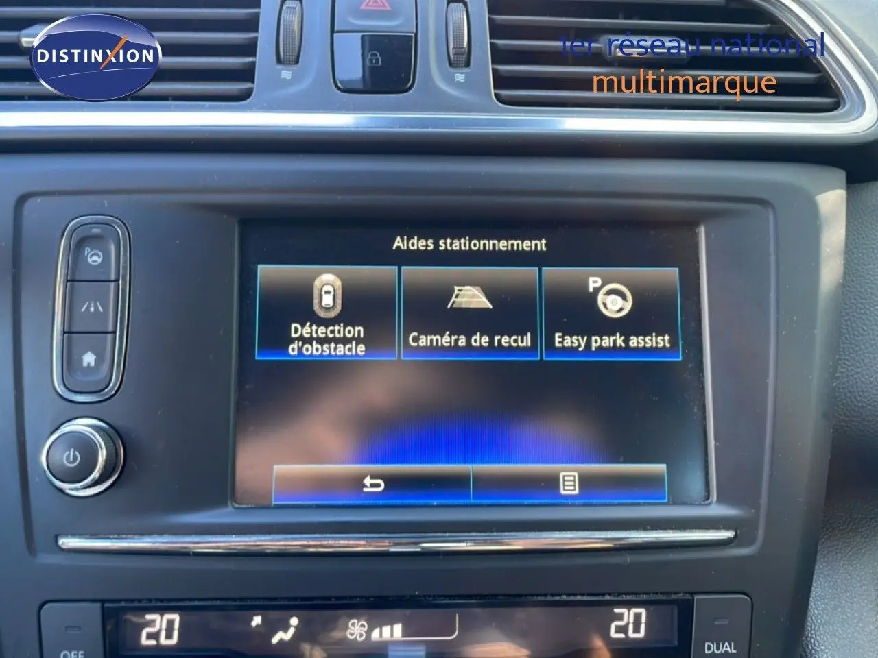 Écran tactile central du Renault Kadjar noir 2018 montrant les aides au stationnement et la climatisation digitale.