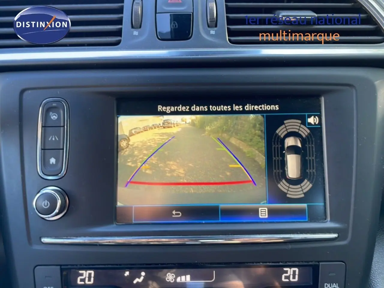 Écran central de la Renault Kadjar noir 2018 montrant la caméra de recul avec guidage et capteurs de proximité.
