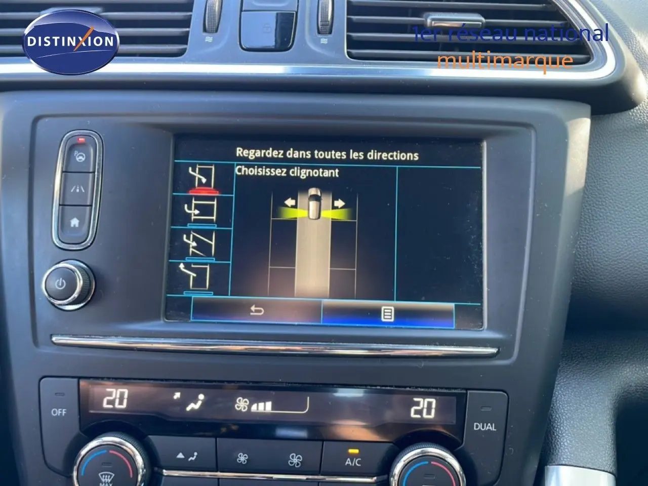 Vue rapprochée de l’écran tactile central du tableau de bord du Renault Kadjar noir, affichant l’aide au stationnement.