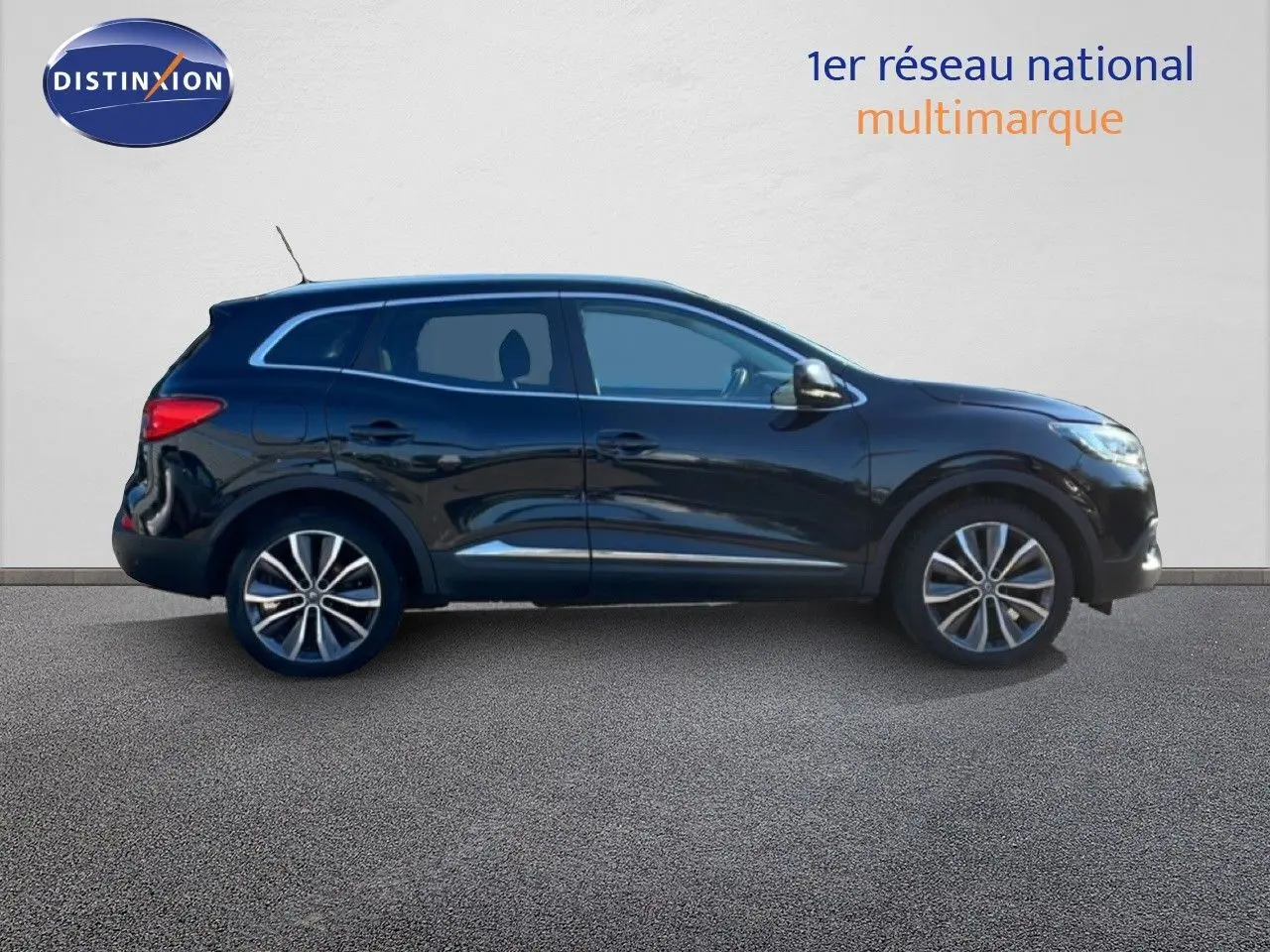 Profil côté gauche d'un Renault Kadjar noir 2018, avec jantes alliage bicolores et lignes fluides.