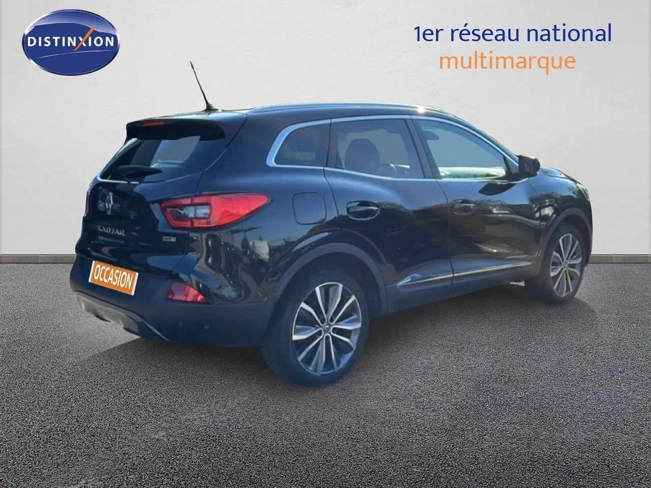 Vue 3/4 arrière droite d’un Renault Kadjar noir 2018 avec jantes alliage bicolores et feux arrière LED.