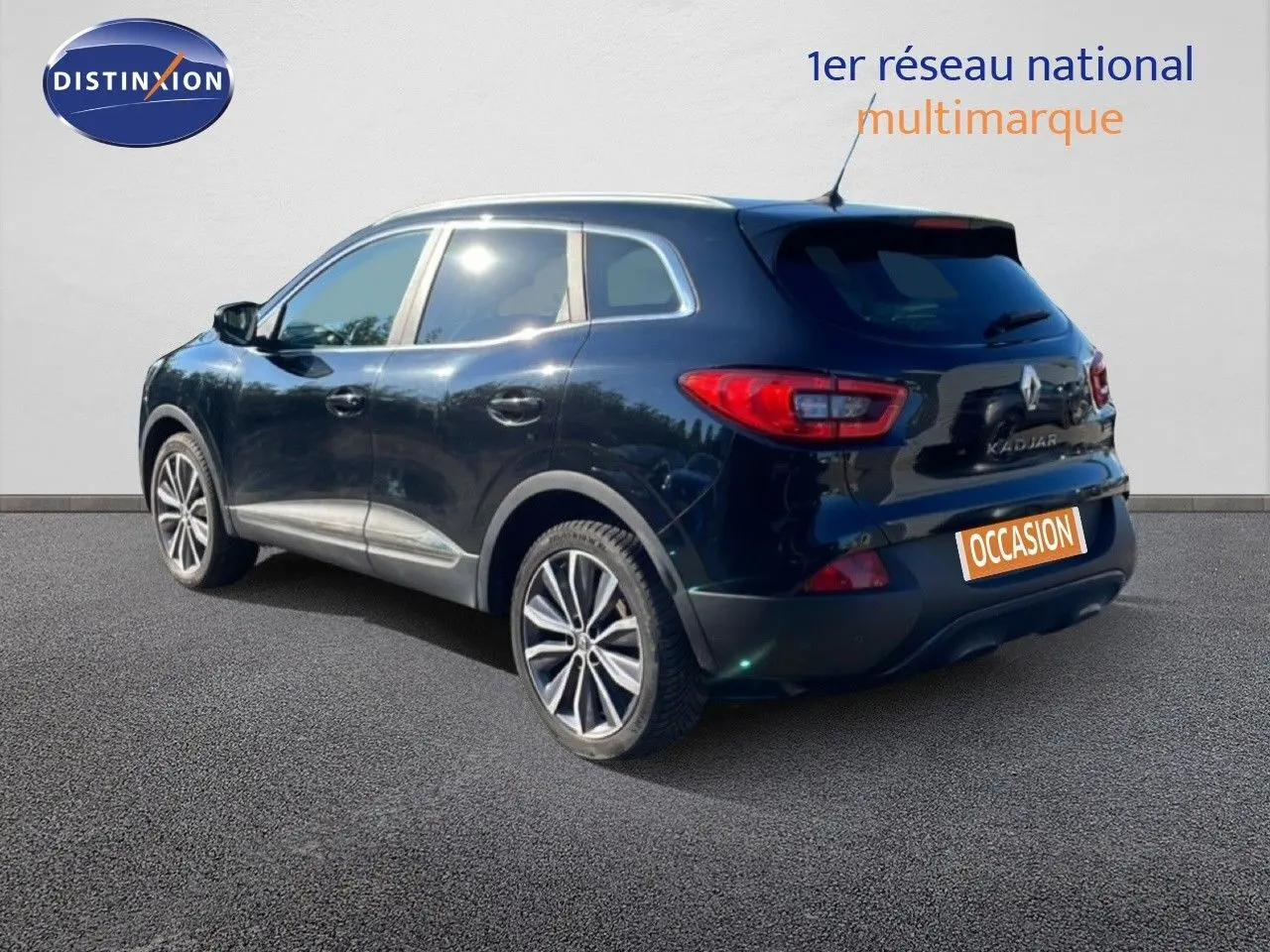 Renault Kadjar noir vu en 3/4 arrière droit, avec jantes alliage bi-ton et feux arrière LED distinctifs.